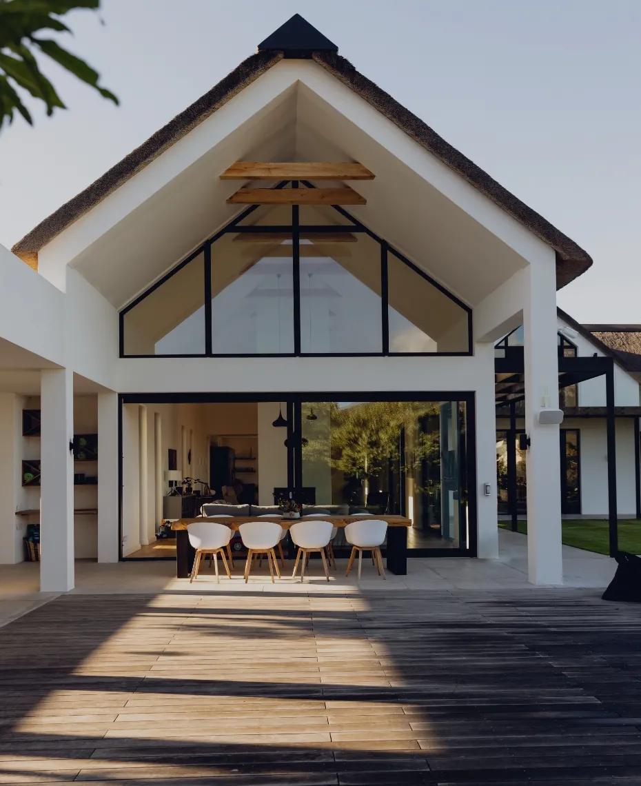 Maison moderne blanche avec terrasse en bois et piscine